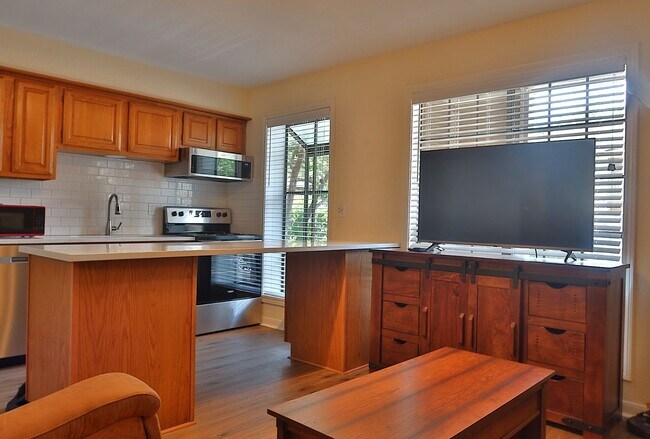 Building Photo - 1311 Antoine Dr