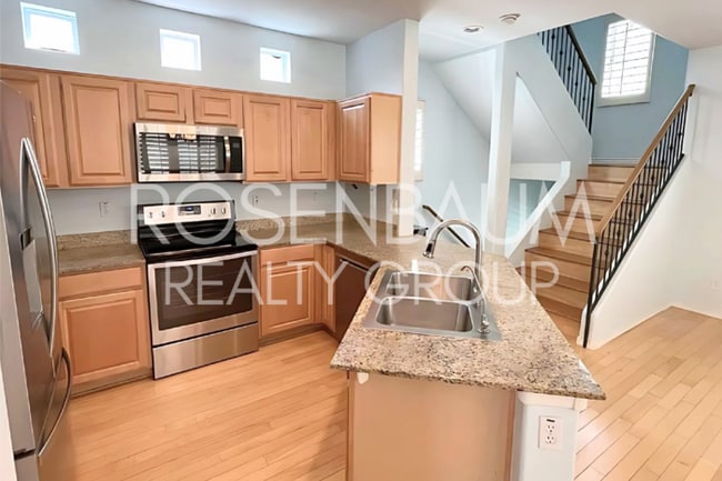 Building Photo - Beautiful 3-bedrooms, 2.5-baths townhouse ...