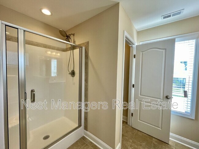Building Photo - 608 Stonebriar Ave