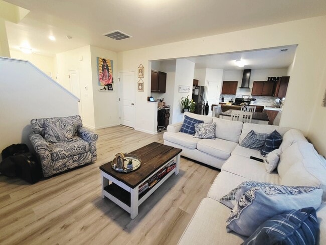 Building Photo - 366 Crandon Rd