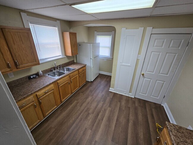 Building Photo - 3 Bedroom House