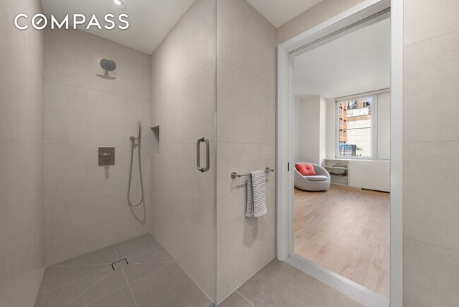 Building Photo - 404 E 76th St