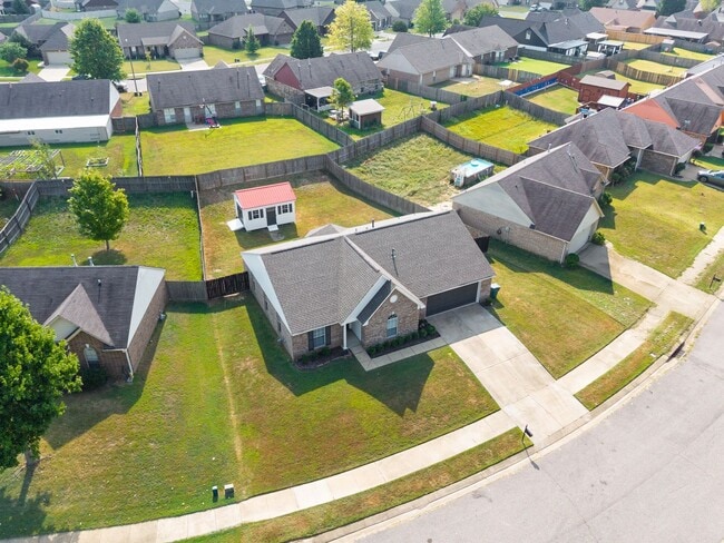 Building Photo - Recently renovated 3 bedroom, 2 bathroom h...