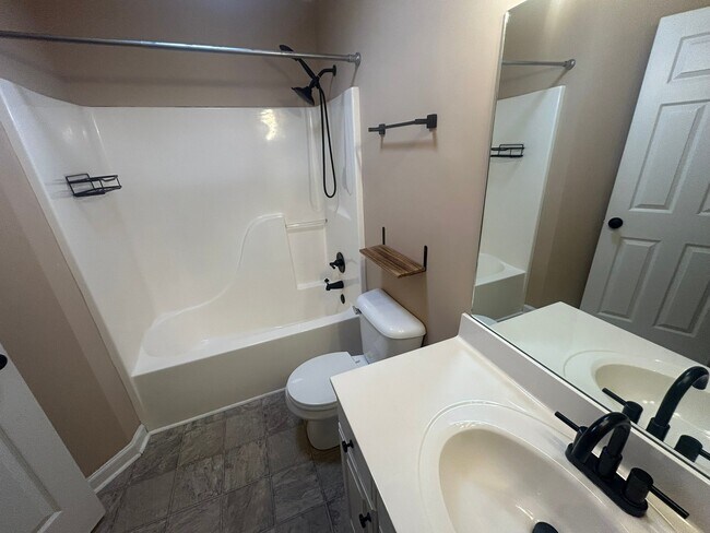 Building Photo - 510 Huntington Ridge Dr
