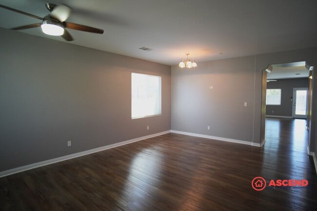 Building Photo - Beautiful 4 Bedroom SW Home Close to Freeway!