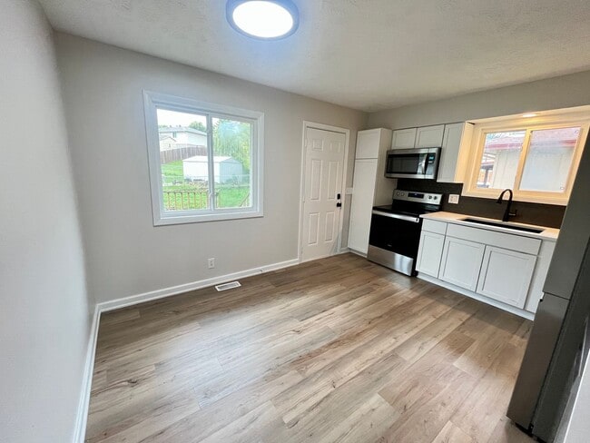 Building Photo - Move-In Ready Home with Stylish Upgrades i...