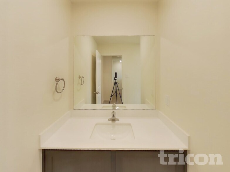 Building Photo - 230 Banjo Trl