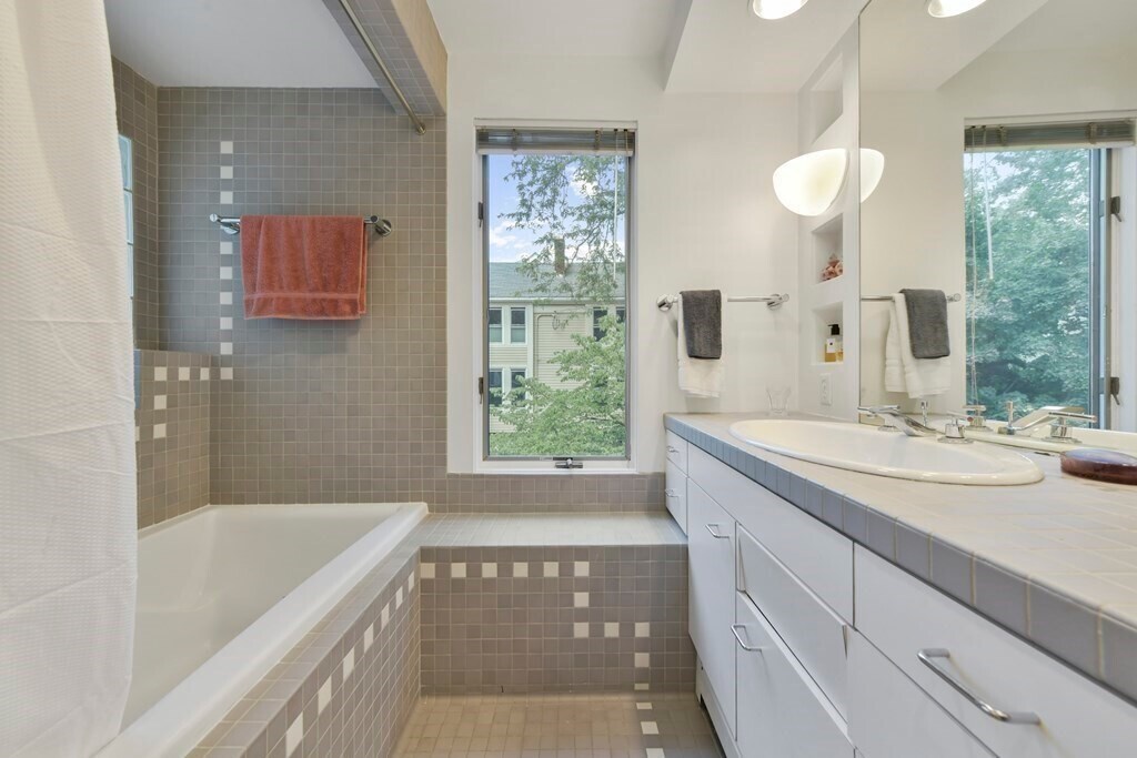 Building Photo - 572 Franklin St