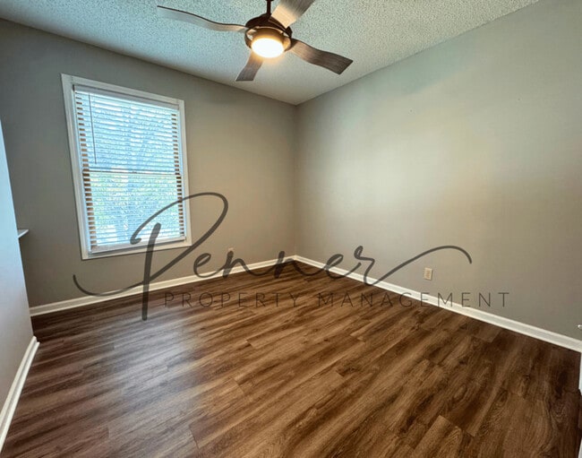 Building Photo - 1530 NE Stonewood Dr