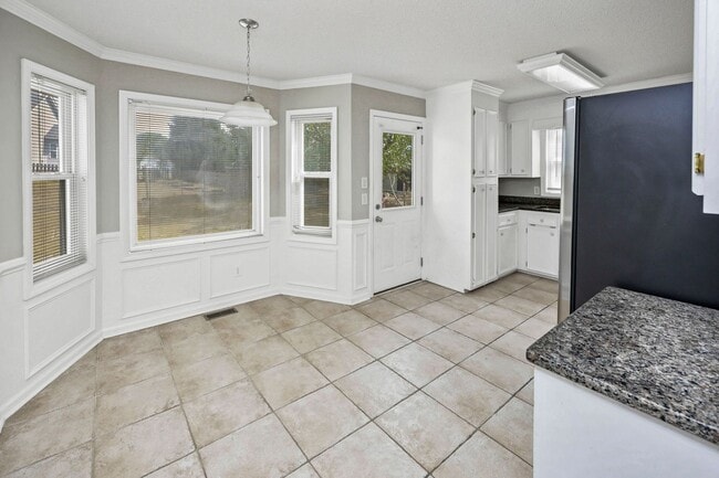 Building Photo - Refined 3-Bedroom Home with New LVP Flooring in Prime West Columbia Location!