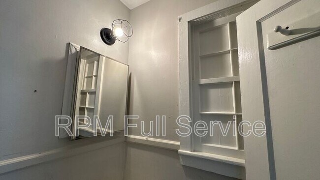 Building Photo - 423 Maple St