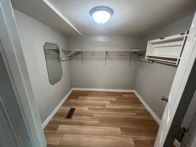 Building Photo - 3 bed 2 bath