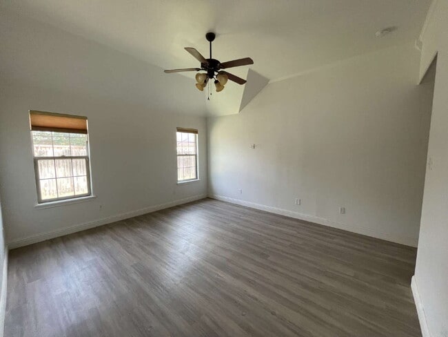 Building Photo - Gorgeous 4 bed 2.5 bath!