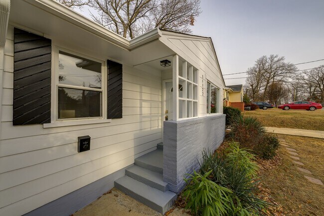 Building Photo - Charming 3BR Home with Fenced Backyard & Patio in Silver Spring