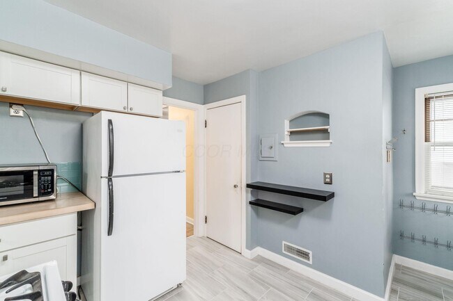 Building Photo - 683 S Roosevelt Ave