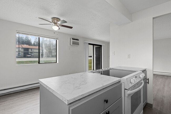 Building Photo - ONE MONTH RENT FREE!  Amazing Two Bedroom!