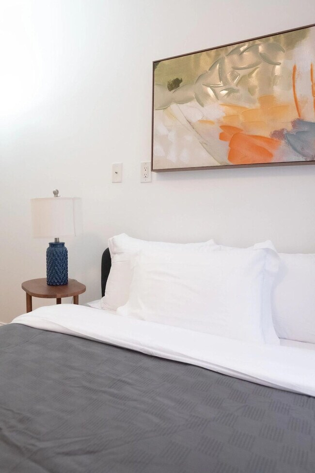 Building Photo - 302 E 104th St