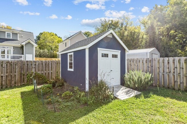 Building Photo - Gorgeous 3 Bedroom Home in Downtown Raleig...