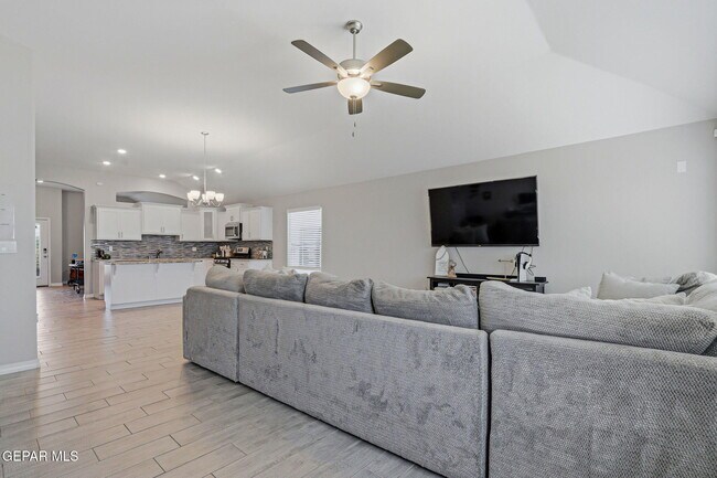 Building Photo - 13912 Loreina Luz Ave