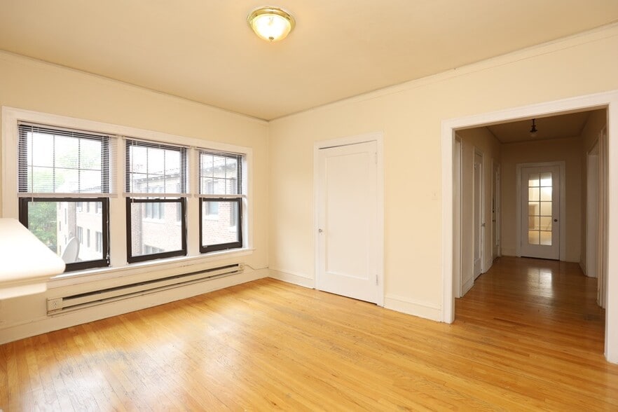 Building Photo - 1238 Oak Ave