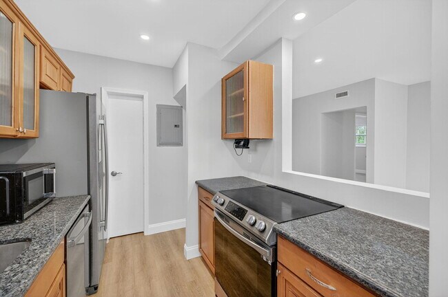 Building Photo - 2591 NE 55th Ct