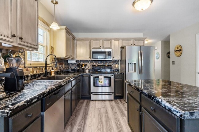 Building Photo - Fully Furnished Month to Month/Short Term Rental!