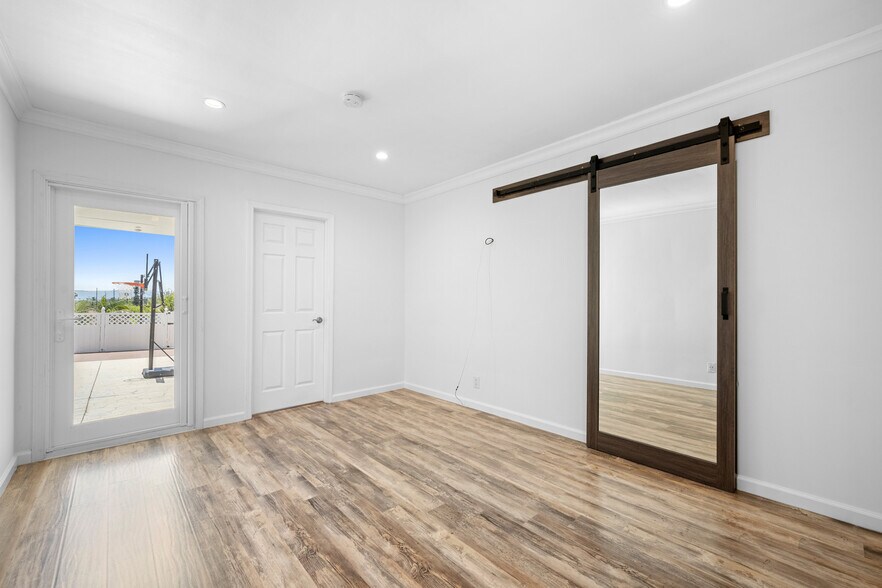 Building Photo - 8337 Valecrest Dr