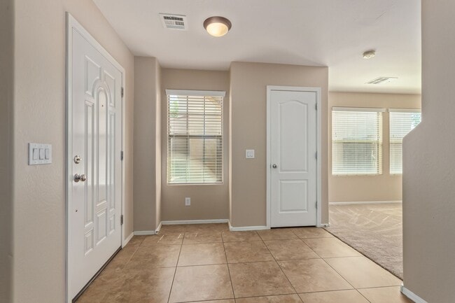 Building Photo - Welcome Home 3B/2BA in Lyons Gate!