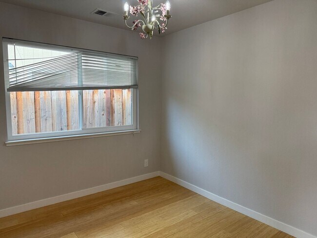 Building Photo - 929 Glenfinnan Way