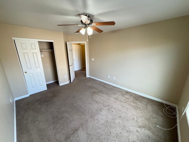 Building Photo - Gorgeous 2Bed/2Bath/1CarGarage TownHouse, located in the NW part of the valley