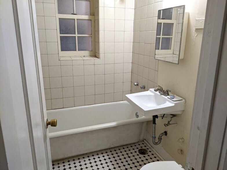 Building Photo - 1452 Oak Ave