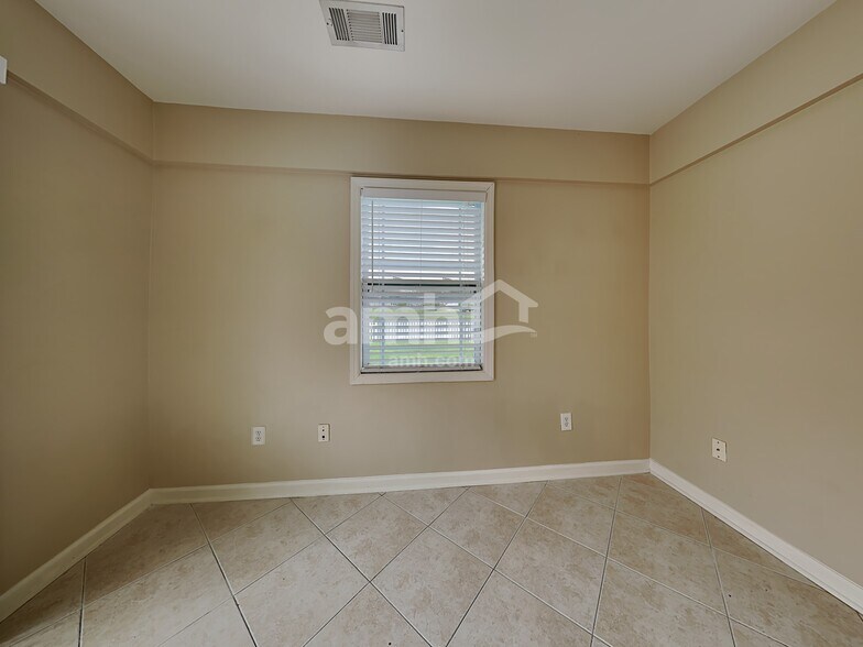 Building Photo - 128 Heartstone Cir