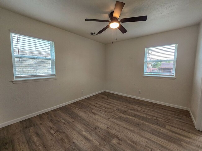 Building Photo - Beautifully remodeled 3 bed 1.5 bath home ...