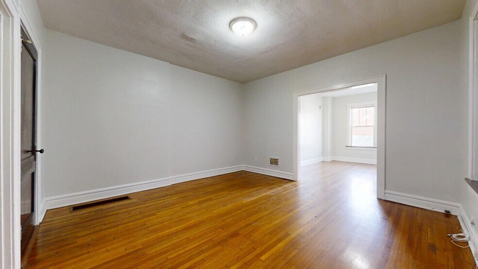 Building Photo - 3704 Fairview Ave