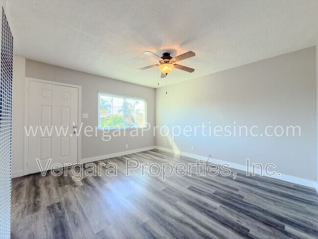 Building Photo - 1083 E 7th St