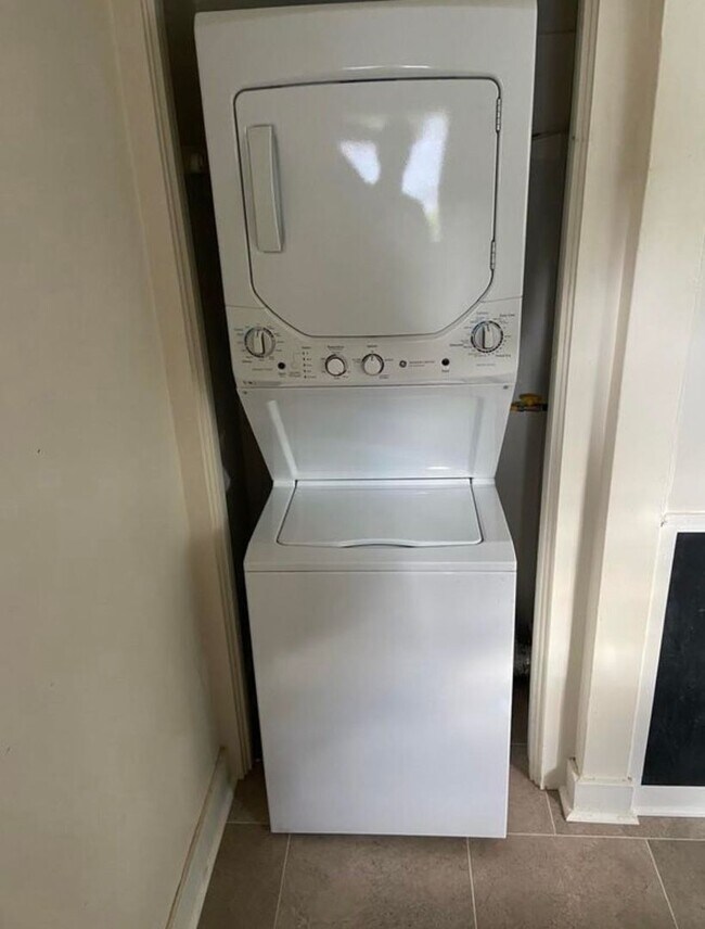 Building Photo - Terrific Fairfax Location**Washer/Dryer**Yard**Storage**Parking**