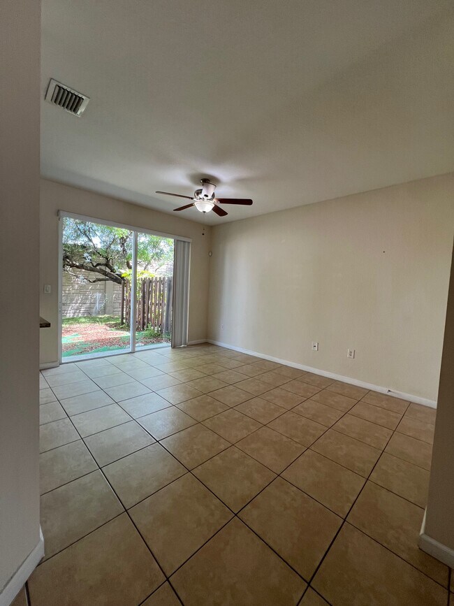 Family room - 938 NE 29th Ter