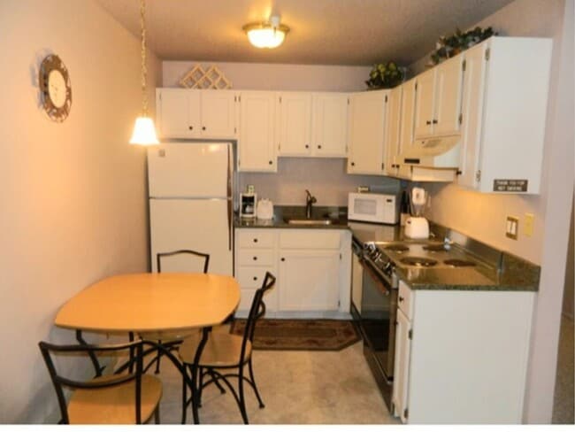 Building Photo - Perfectly Located Carriage House Condo