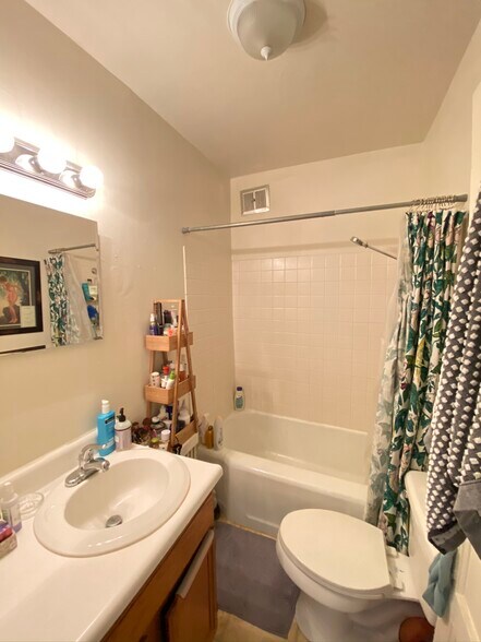 Building Photo - 122 Maple Ter