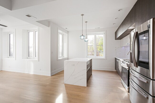 Building Photo - 7729 N Eastlake Terrace