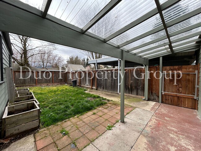 Building Photo - 13th &amp; Chambers