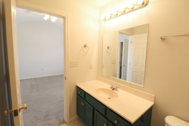 Building Photo - 3 story townhome with fenced in yard for rent in Taylor Springs