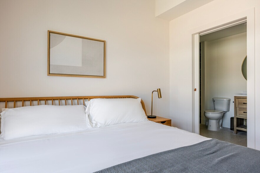 Building Photo - 611 N Virgil Ave