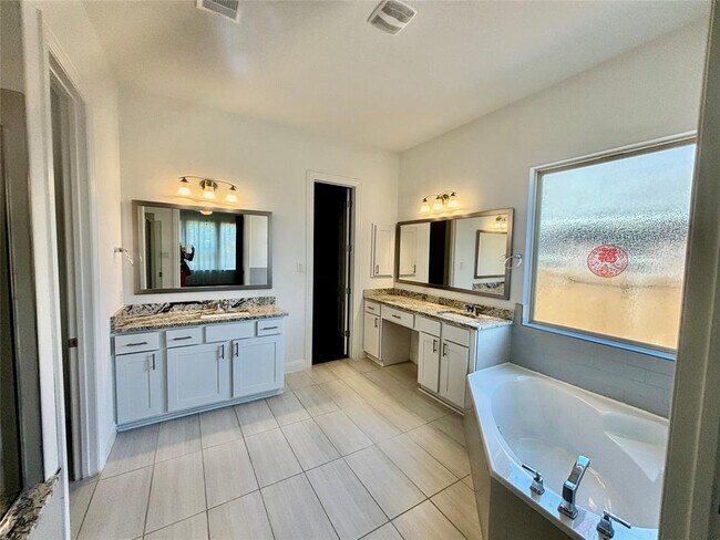 Building Photo - 808 Clear Spring Ln