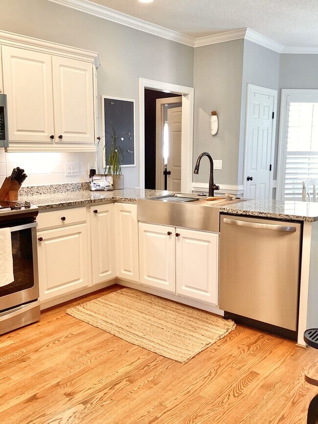 Building Photo - 4 Bed/3 Bath Spacious Home! Extra 2 Car Ga...