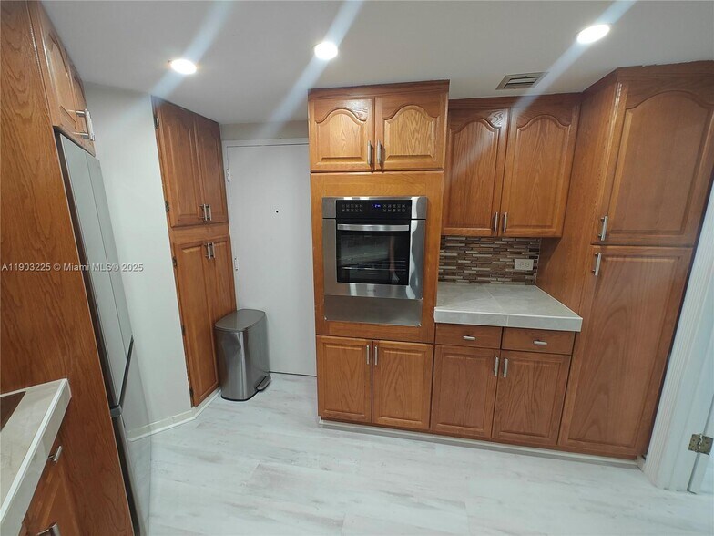 Building Photo - 801 Brickell Bay Dr