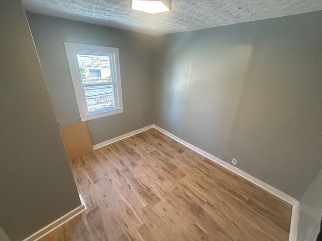 Building Photo - Charming 3-bedroom, 1-bathroom house located in Vine Grove, KY.