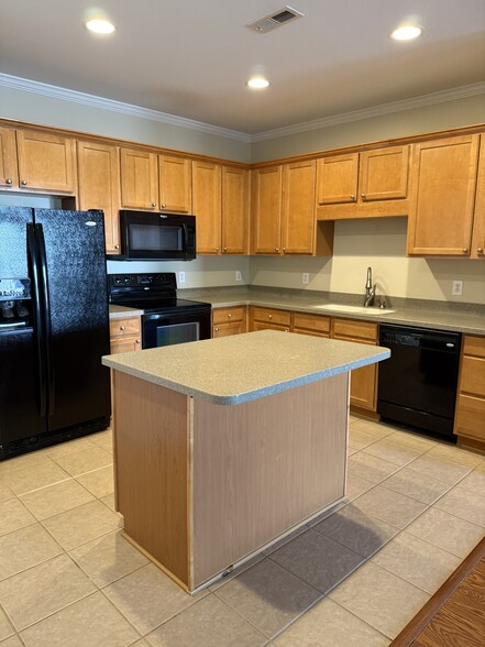 Building Photo - 6801 Hanesbrook Cir