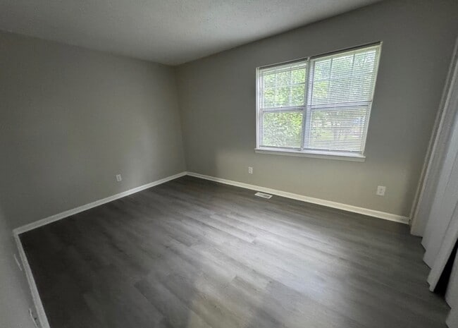 Building Photo - 802 British Wood Dr SW