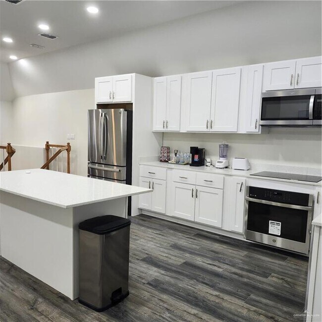Building Photo - 2914 Chateau St